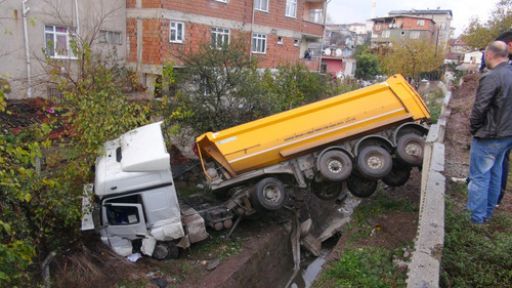 Aşırı Hızla Dereye Uçtu!