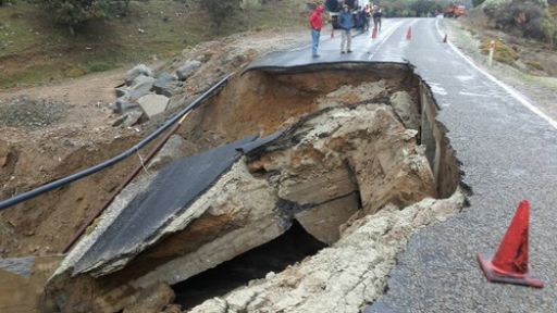 Çanakkale'de Yağış Nedeniyle Yol ve Köprü Çöktü!