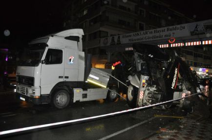 İş Makinesi Otomobilin Üzerine Düştü!