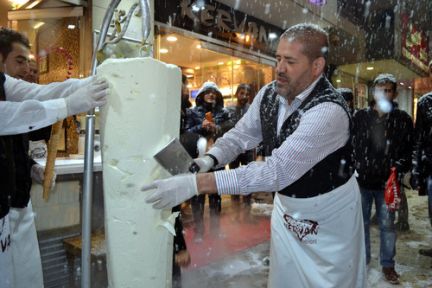 Satırla Dondurma Kesip Dağıttı!